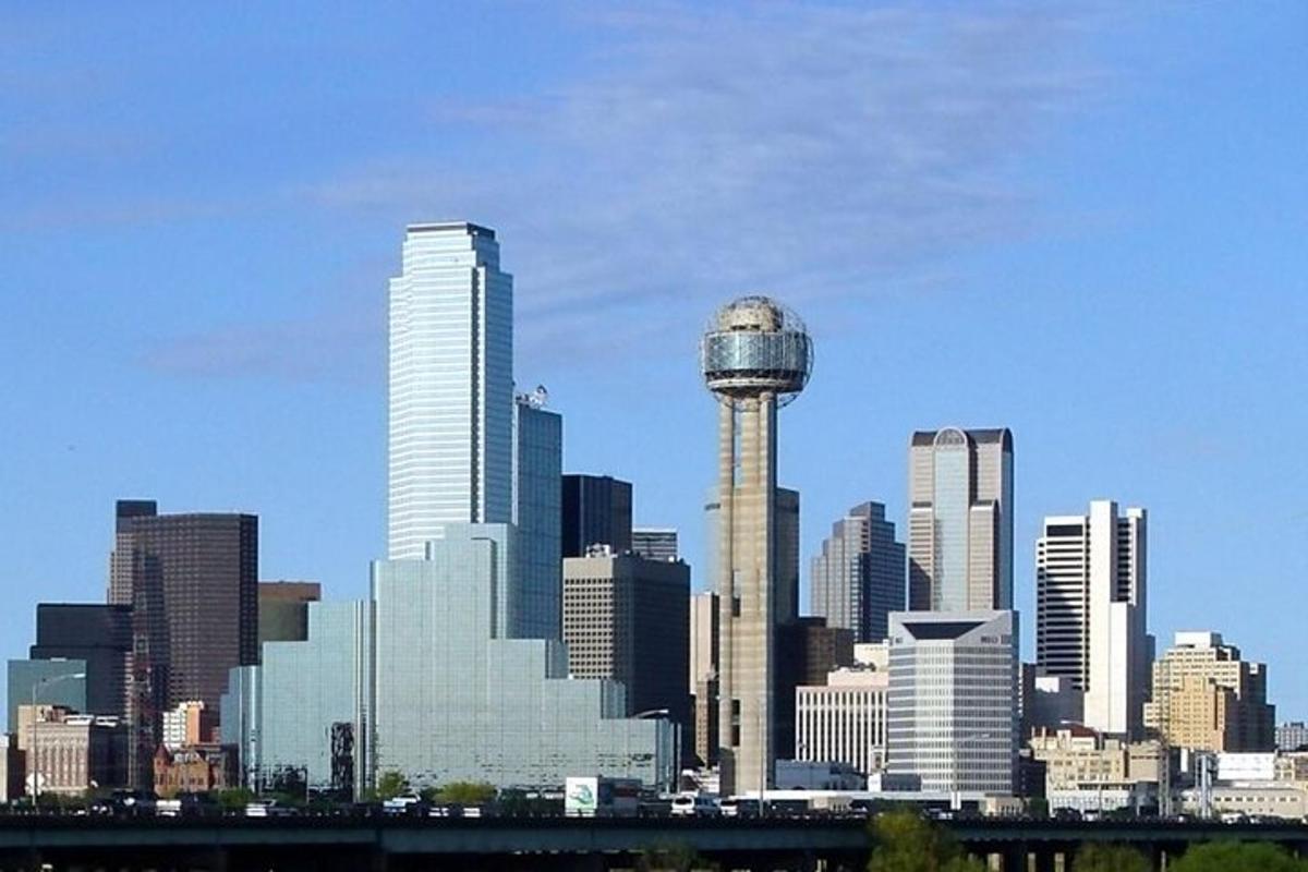 een uitzicht op de skyline van een stad met een naald