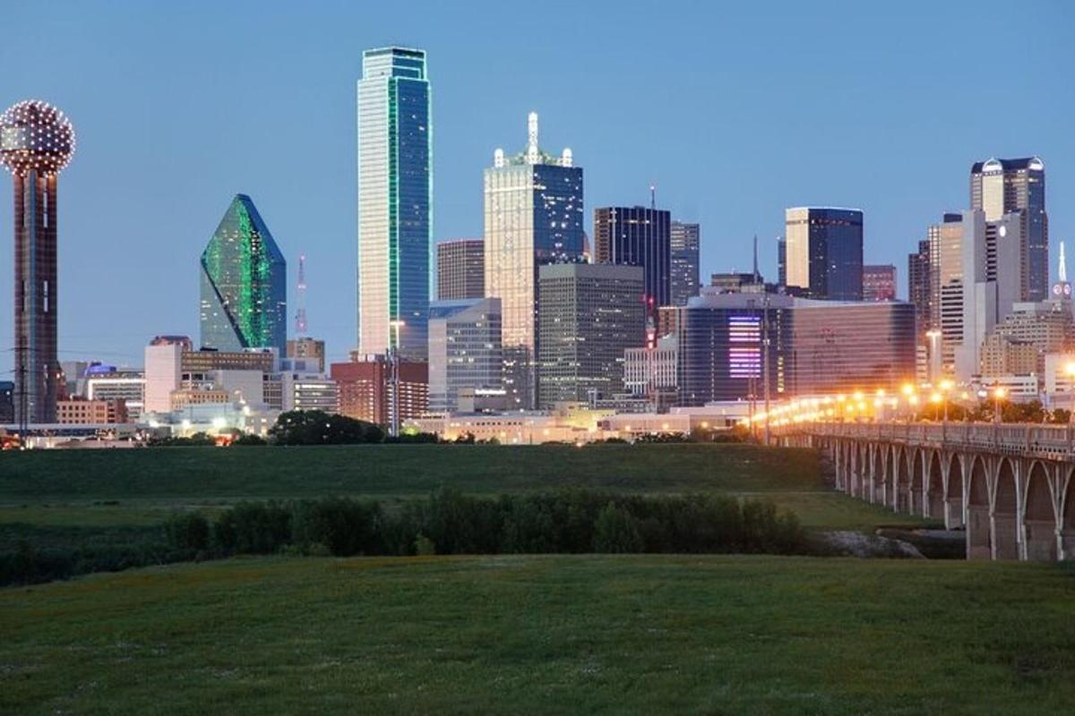 una vista dello skyline di una città di notte