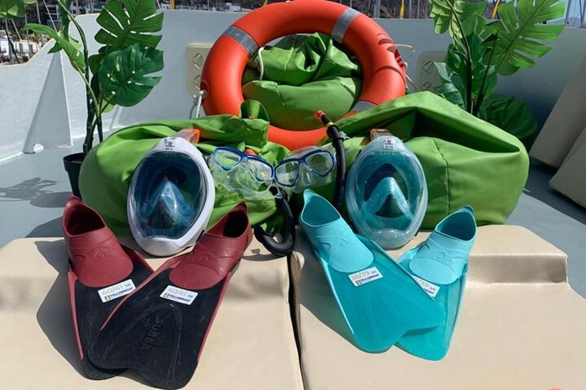 pár bot a brýle na stole