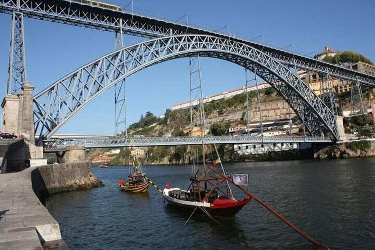 due barche in acqua sotto un ponte