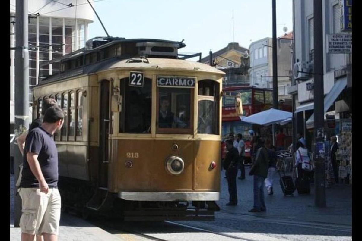 egy férfi egy villamos előtt áll az utcán