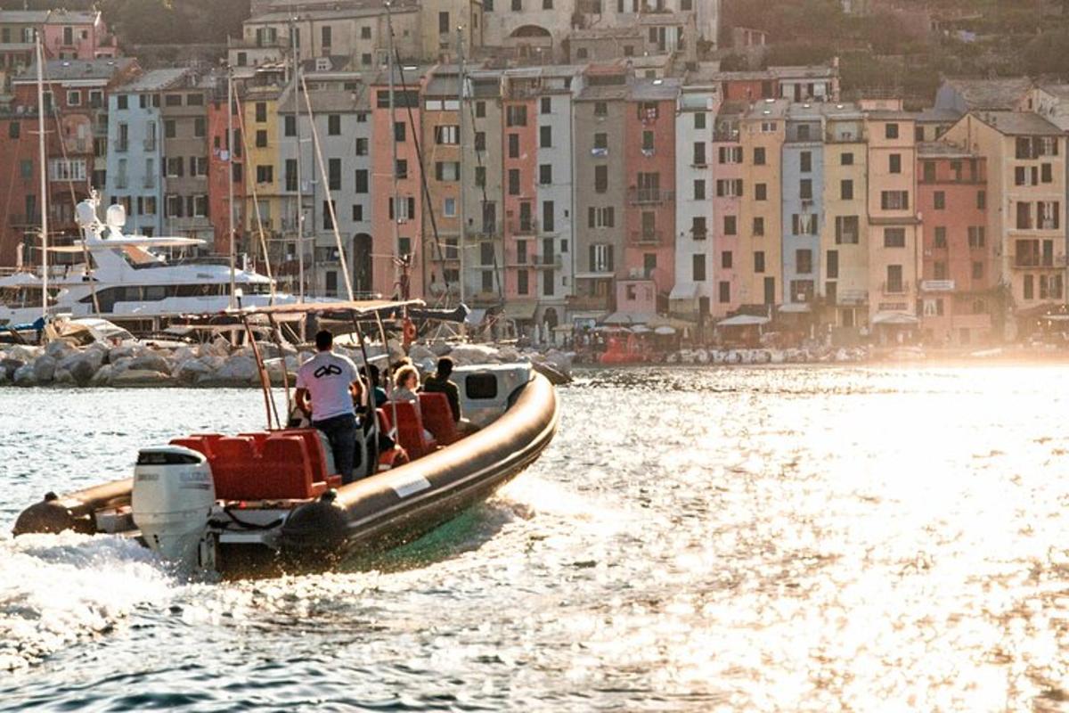 un gruppo di persone su una barca in acqua