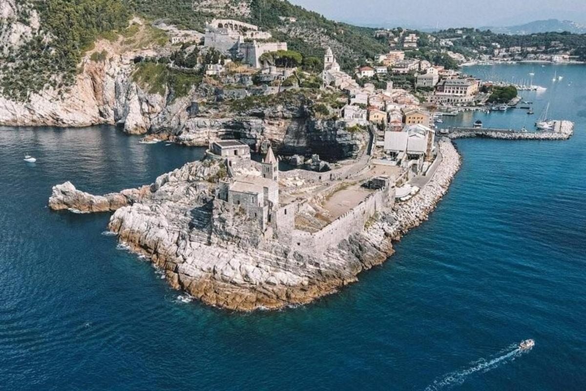 una vista aerea di un'isola nell'acqua