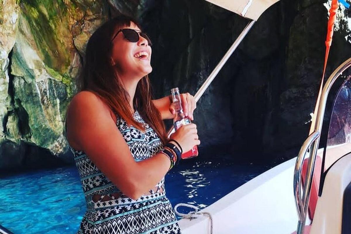 žena stojící na lodi s deštníkem v ruce