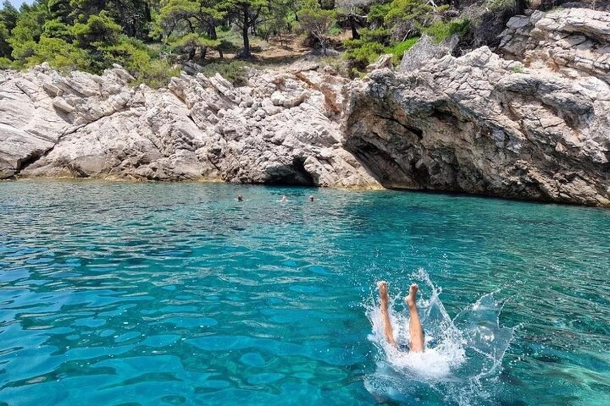 osoba plavající ve vodní ploše