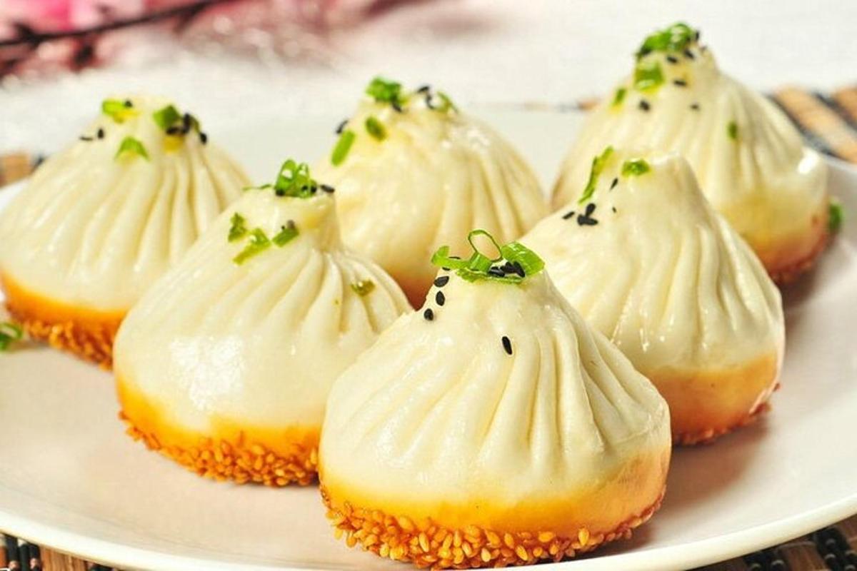 一盘上面有绿色装饰的饺子