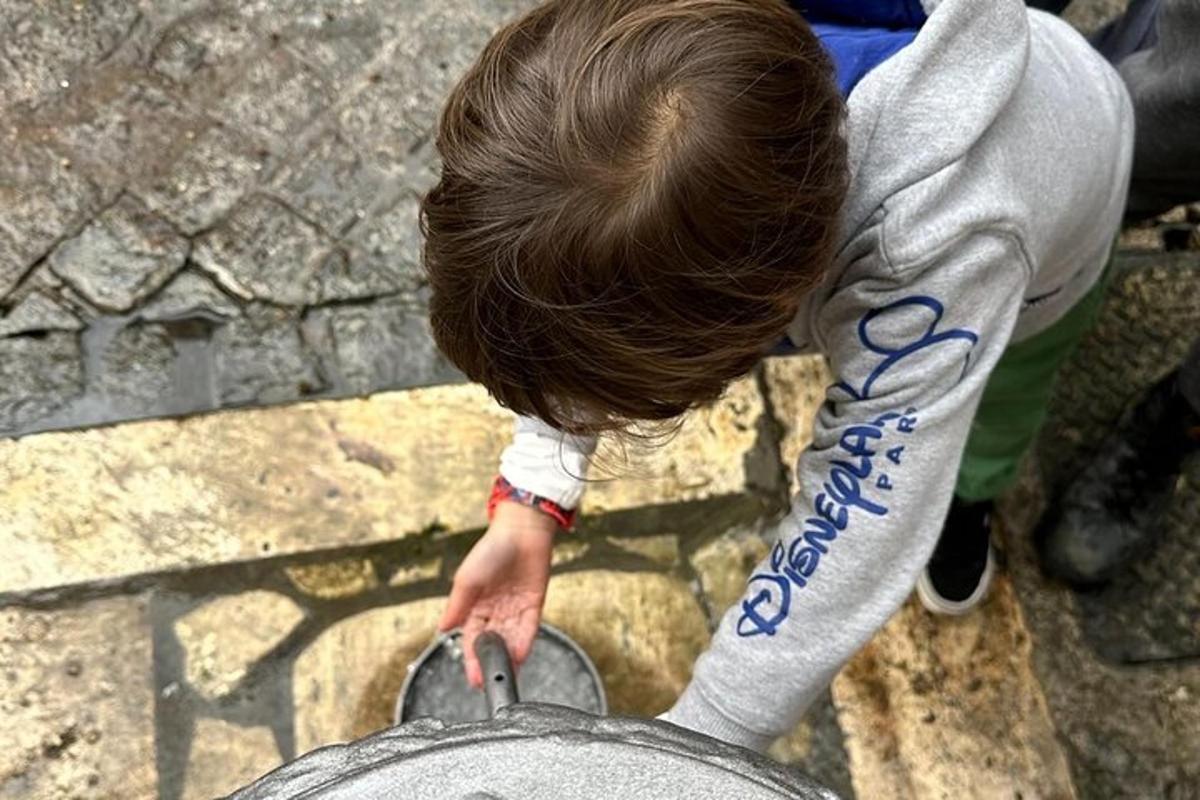 člověk se dívá dolů na skalní stěnu