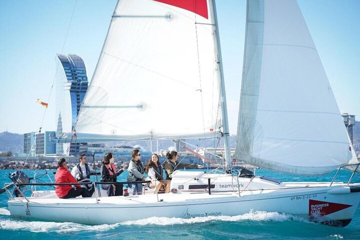 un gruppo di persone su una barca a vela in acqua