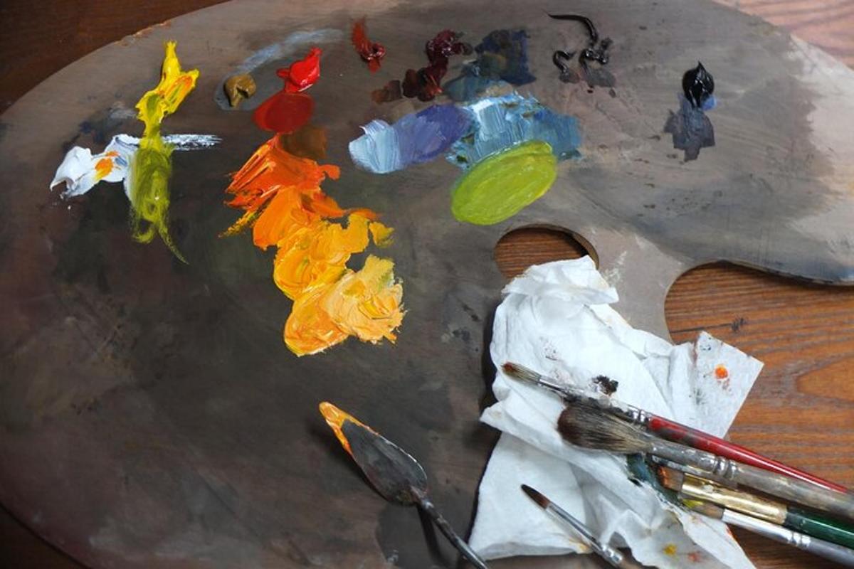 un dipinto su un tavolo con colori e pennelli