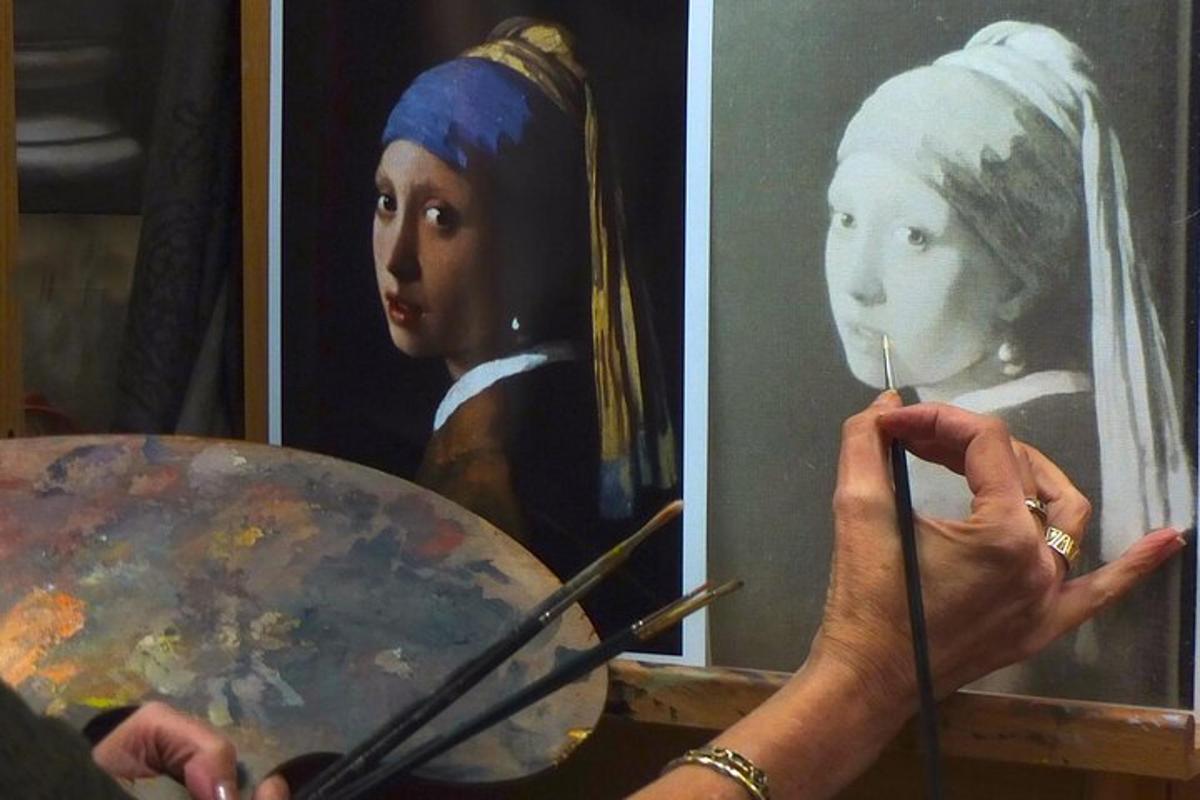 una donna sta dipingendo un quadro di una donna con un pennello