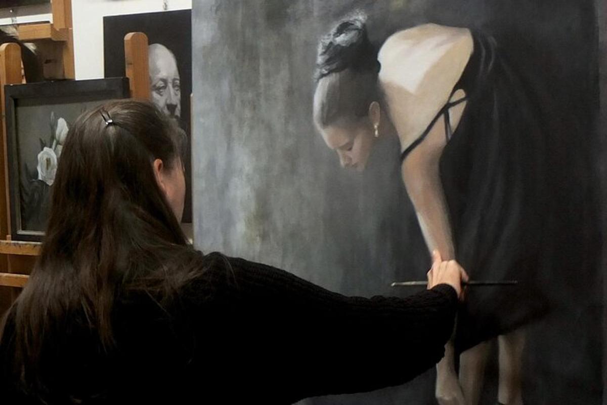 una donna che dipinge un quadro di una donna
