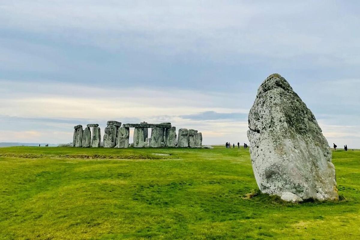 Velká skála v poli se Stonehenge