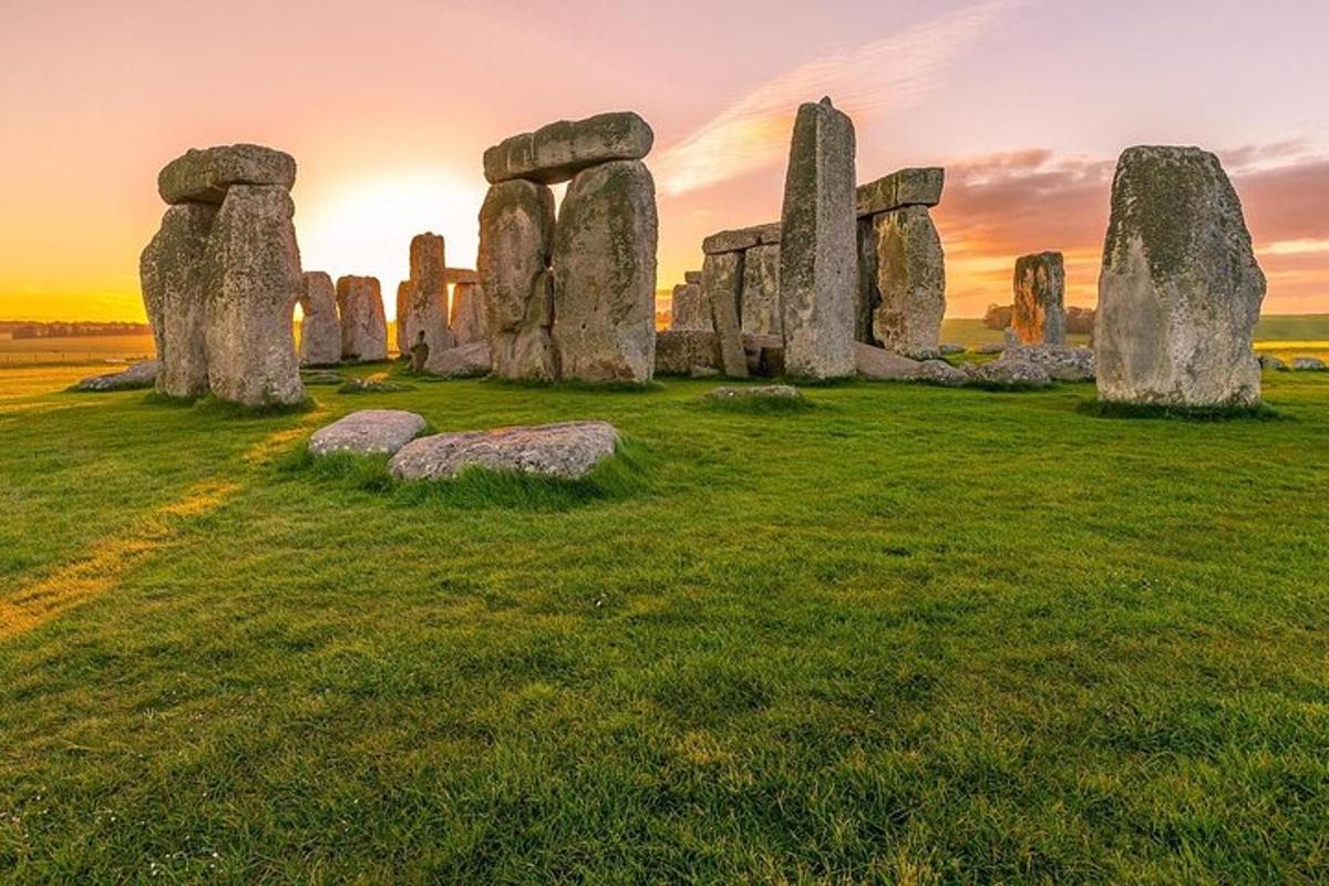 Starý památník Stonehenge na poli při západu slunce