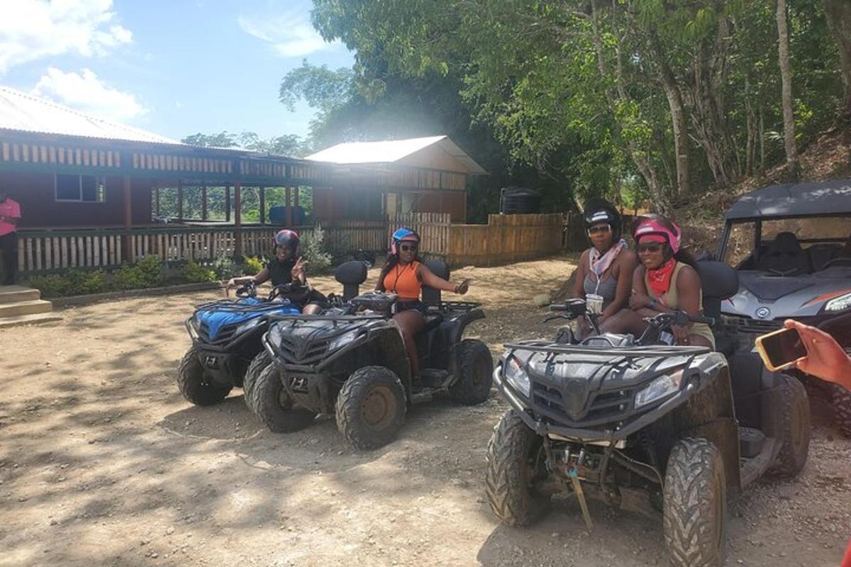 Grupa ljudi sjedi na ATV-ima i ljuti se