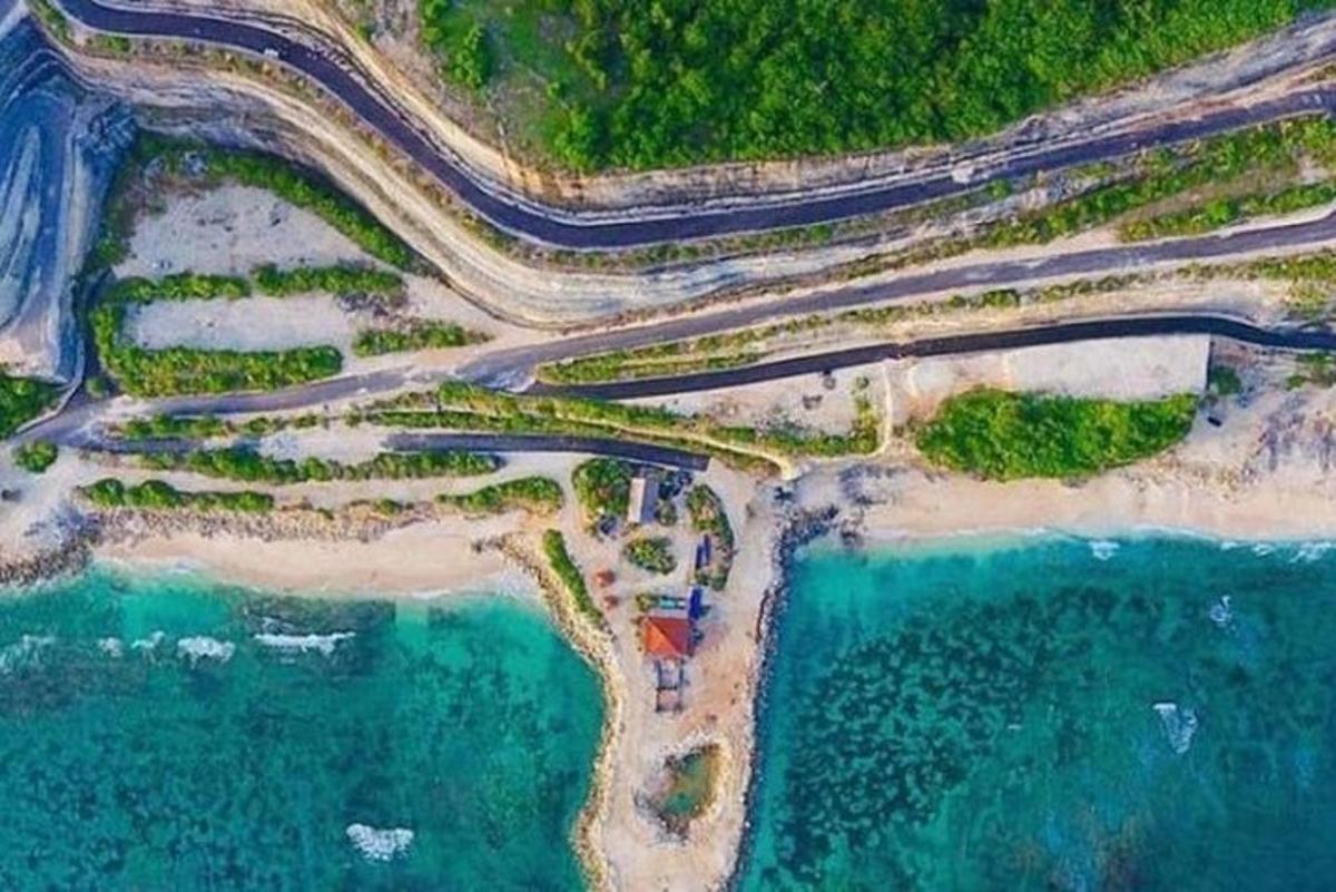 pogled iz zraka na plažu i ocean