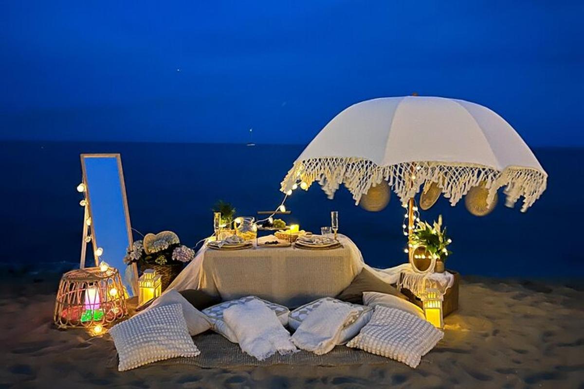 uma mesa com um guarda-sol na praia