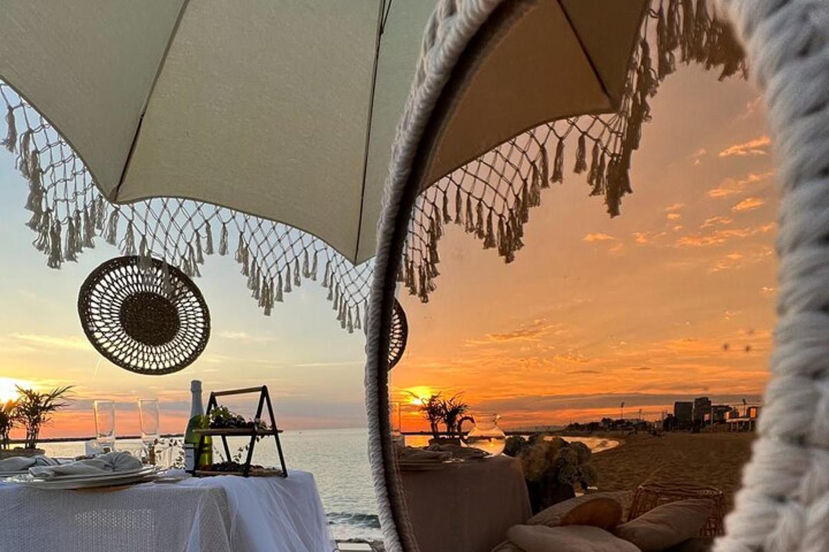een tafel met uitzicht op de oceaan en de zonsondergang