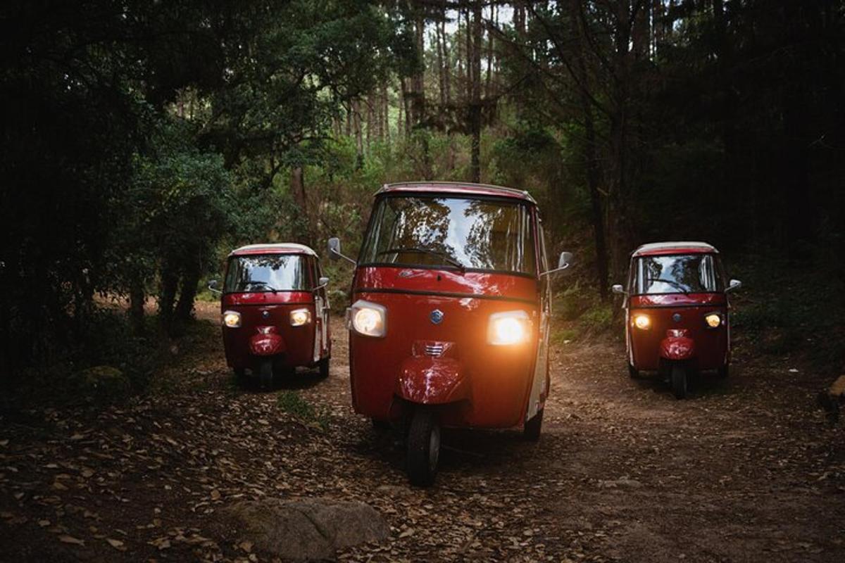 drie vespa's staan geparkeerd op een onverharde weg