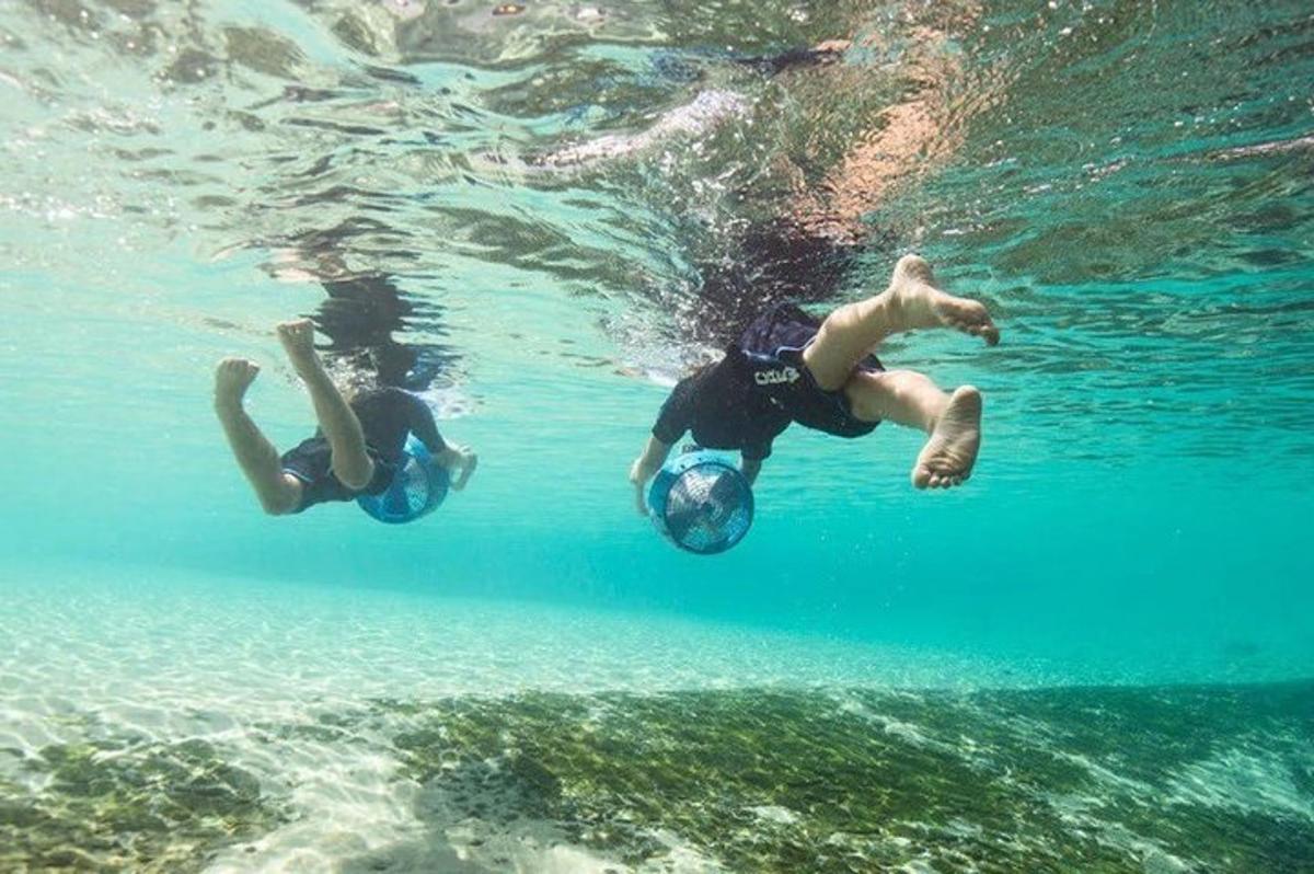due persone stanno nuotando nell'acqua