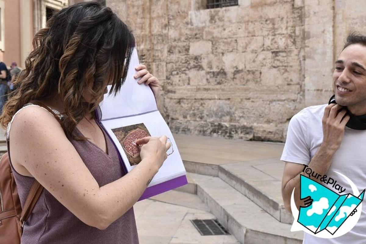 seorang wanita memegang papan tanda semasa seorang lelaki bercakap di telefon bimbit