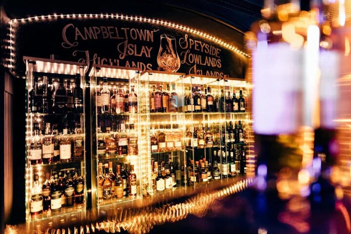 o expoziție de sticle de alcool într-un bar