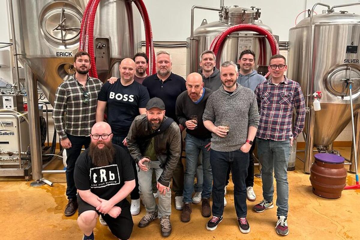 un grup d'homes posant per a una foto en una cerveseria
