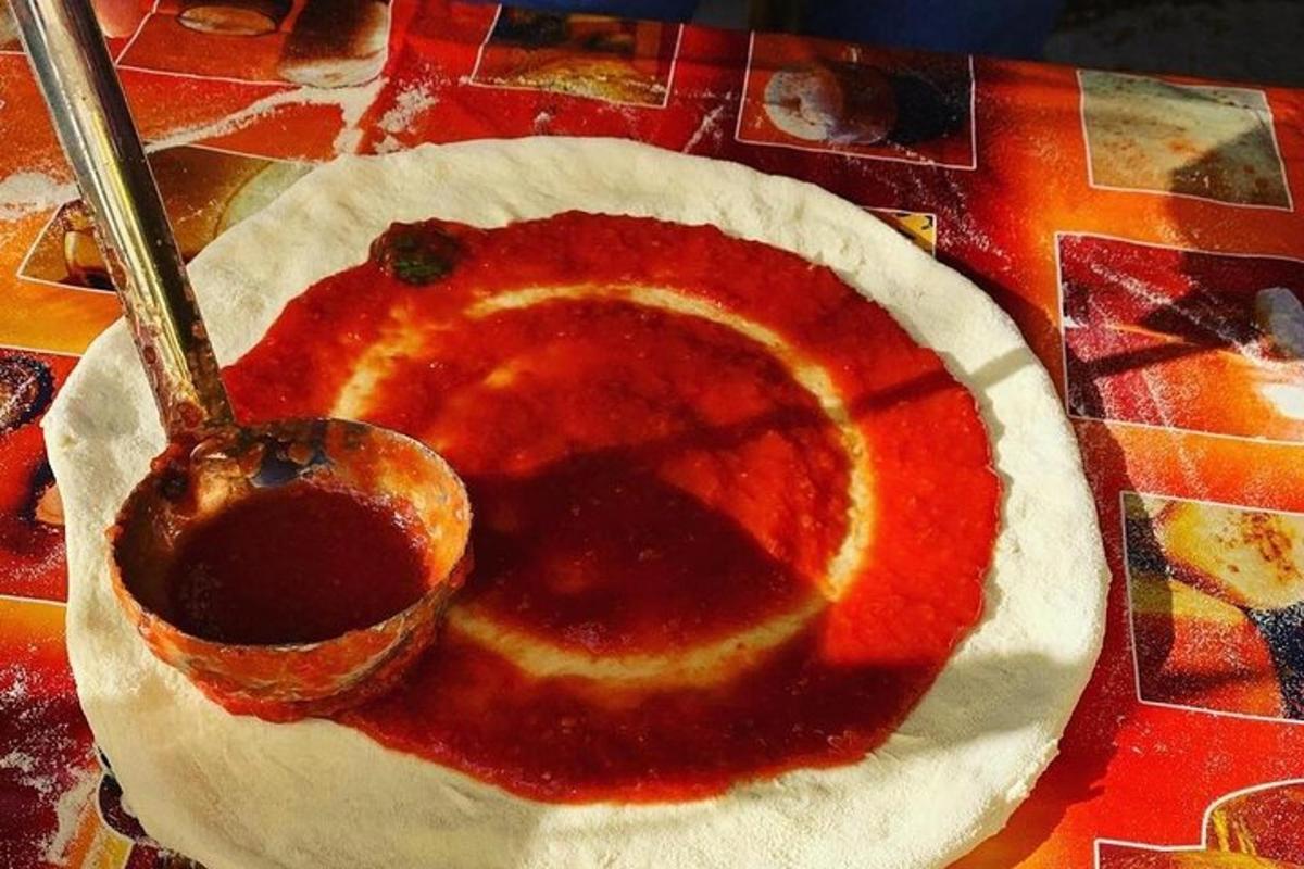 uma torta em cima de uma mesa com uma colher