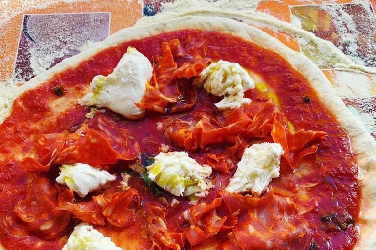 uma pizza com molho vermelho e queijo em uma mesa