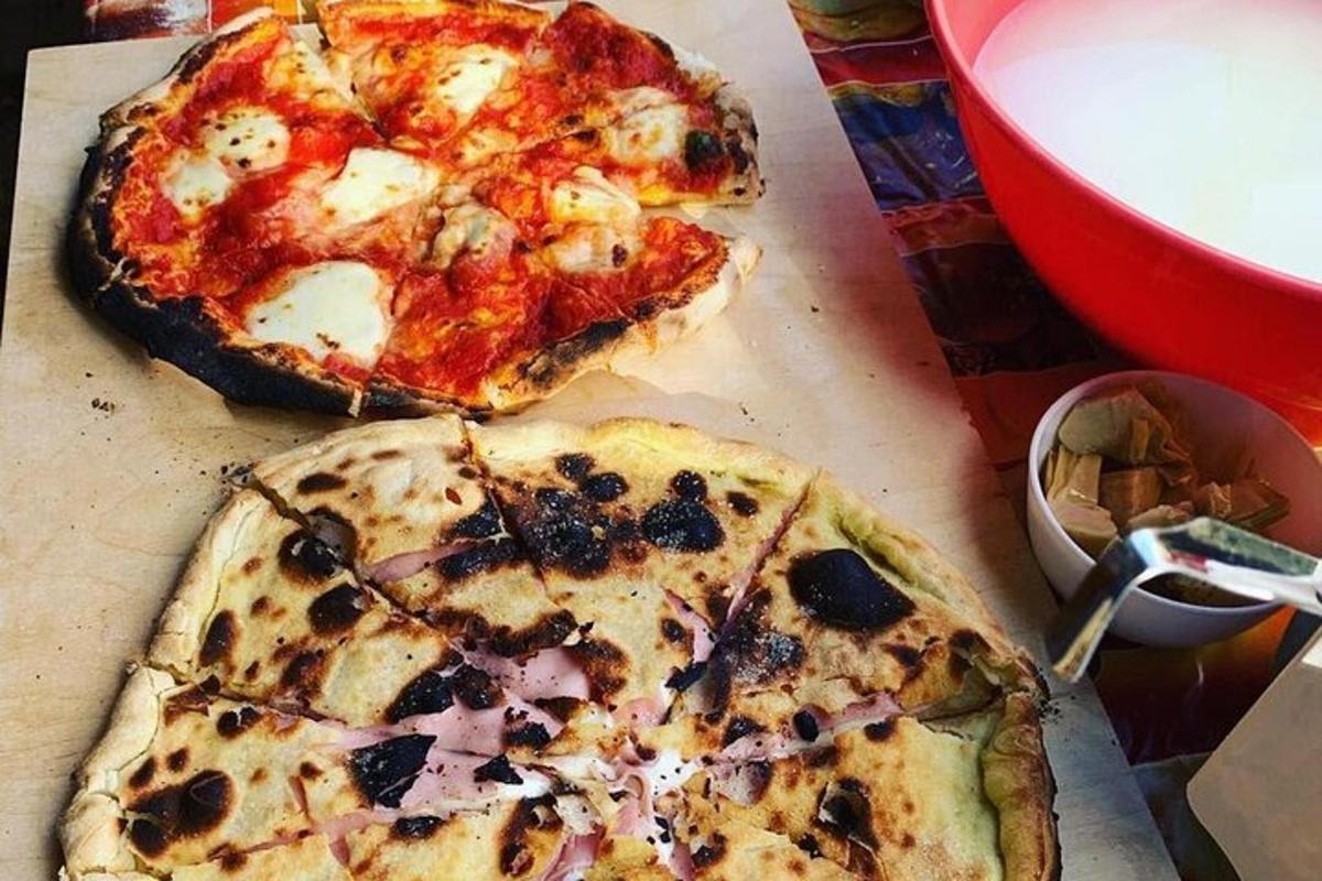 dua pizza duduk di atas meja