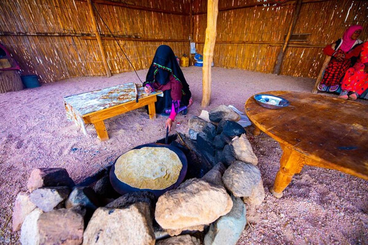 una stanza con un focolare e un tavolo di legno