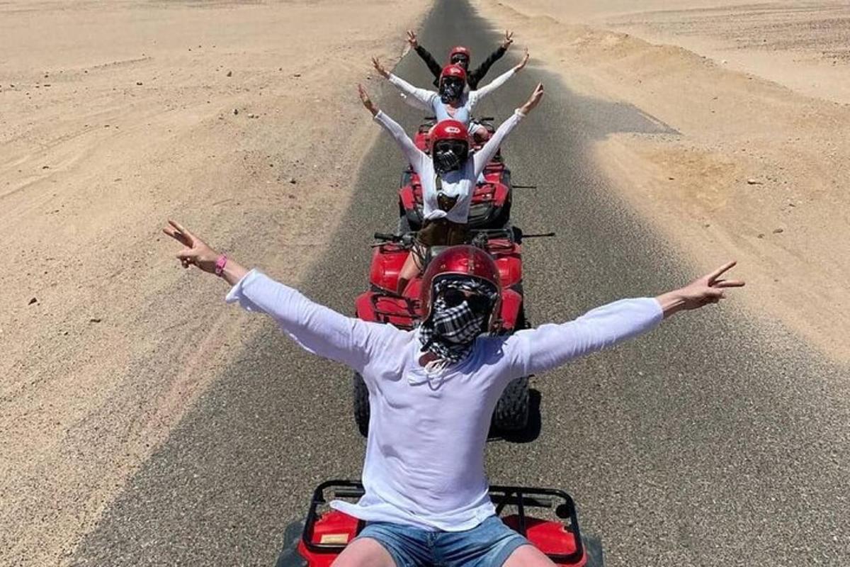 due persone su un quad nel deserto