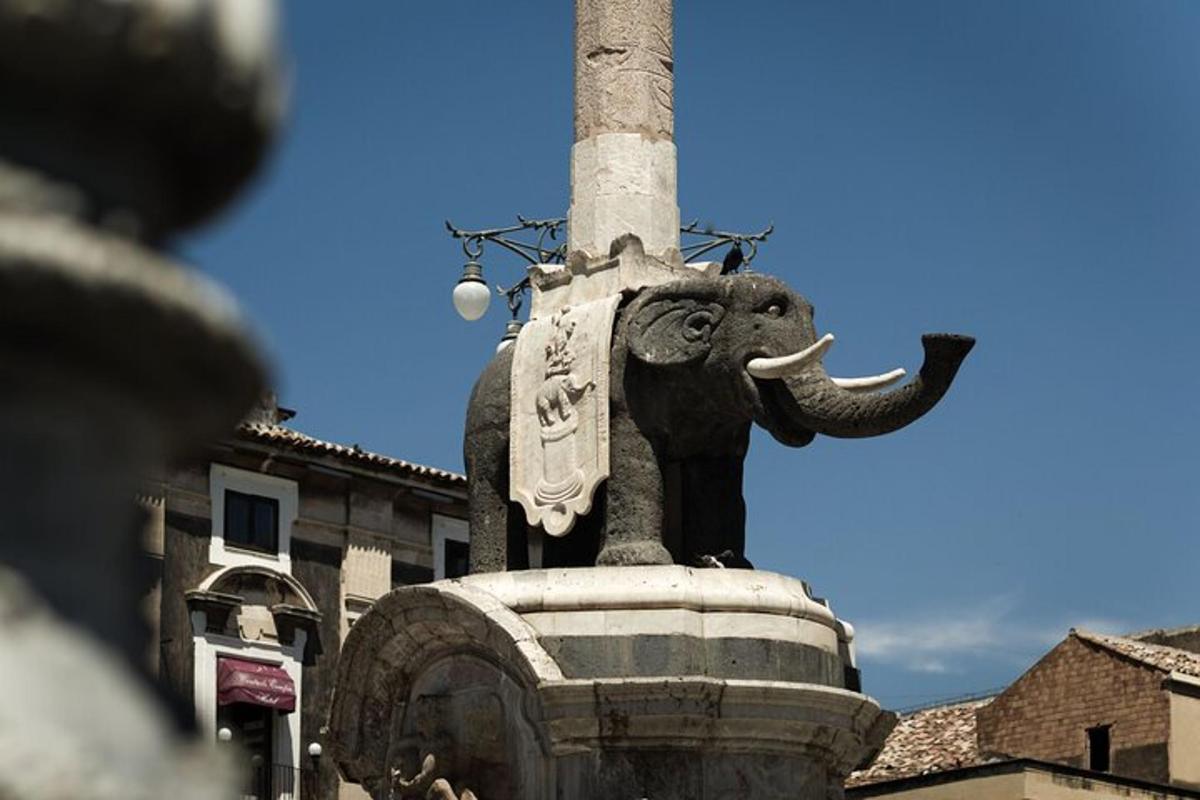 en statue av en elefant på toppen av et monument