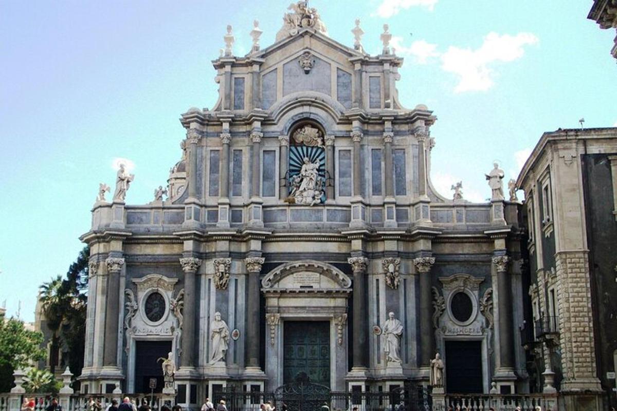 un gran edifici amb un rellotge a sobre