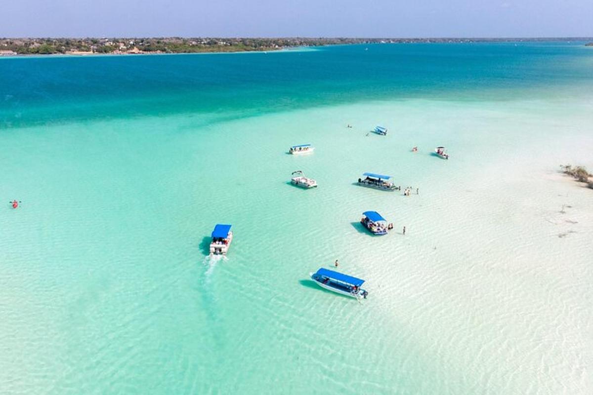 zračni pogled na plažo s čolni v vodi