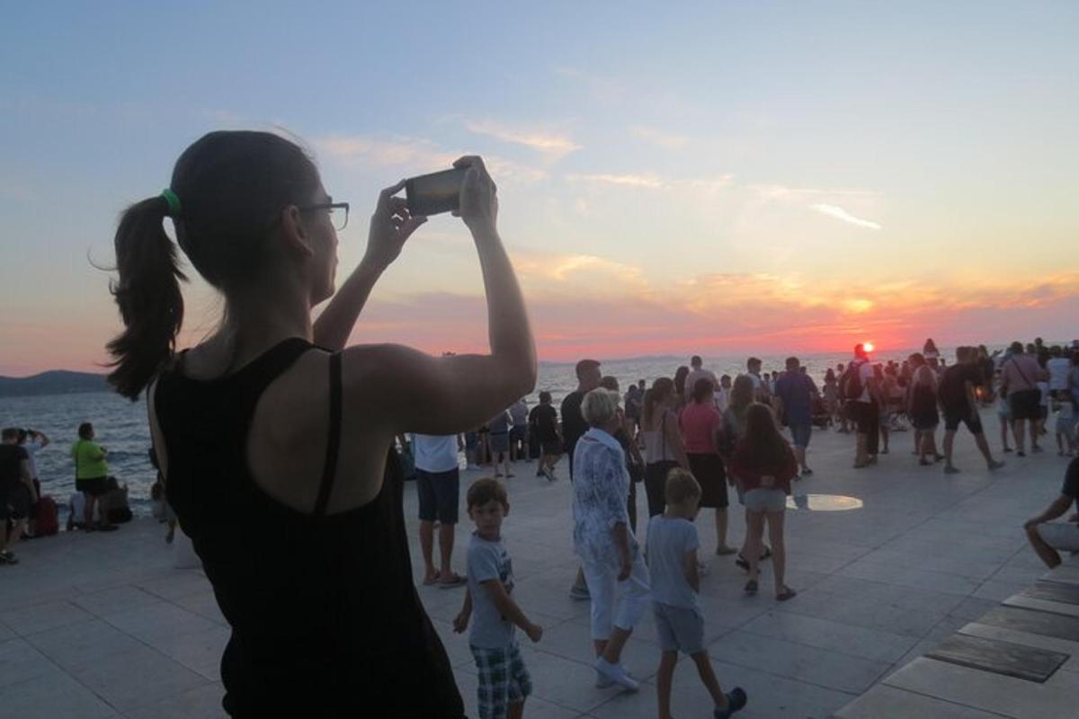 ženska, ki fotografira množico ljudi