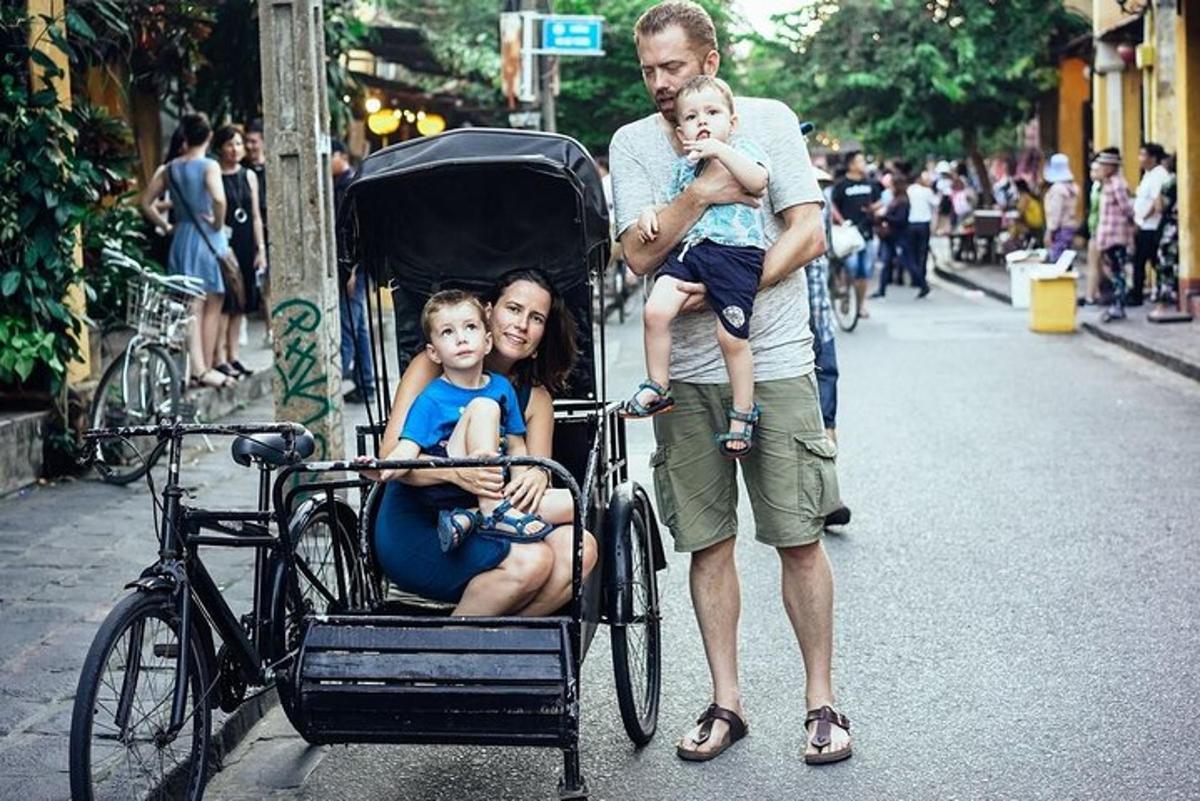 ένας άντρας και μια γυναίκα σπρώχνουν μια άμαξα με δύο παιδιά