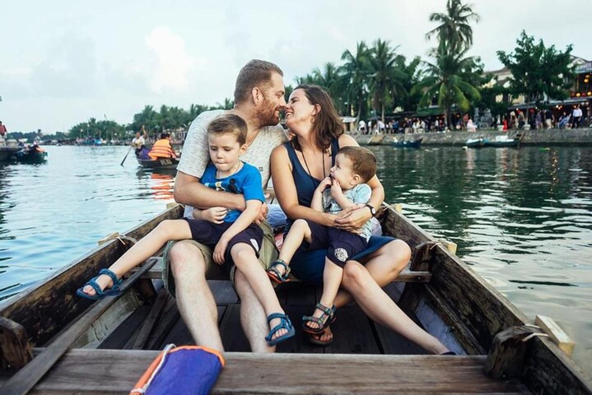 родина сидить у човні на воді