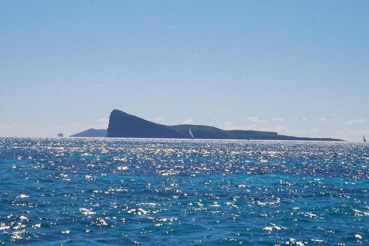 badan air yang besar dengan sebuah pulau di latar belakang