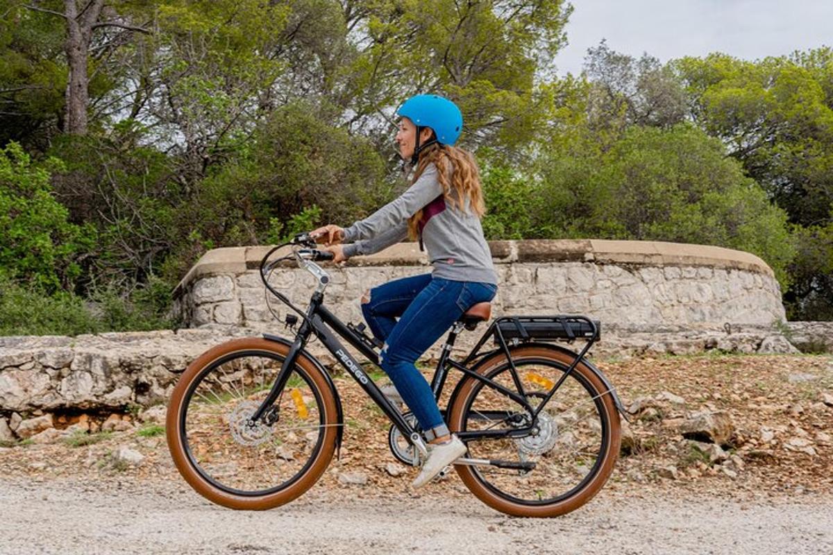 una donna in bicicletta con un casco blu