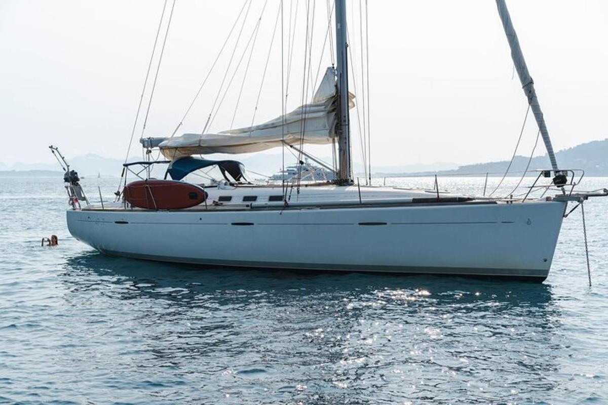 un veler blanc assegut a l'aigua