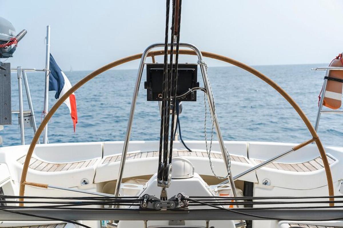 un vaixell blanc a l'aigua amb una bandera