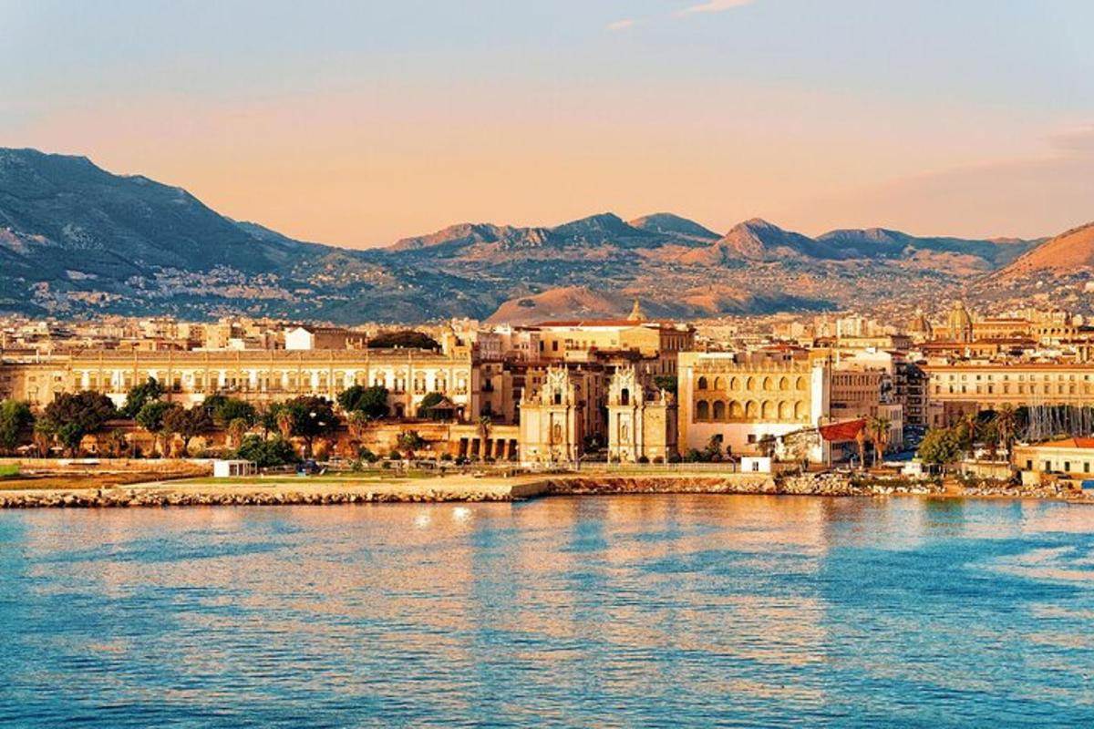 μια πόλη πάνω στο νερό με βουνά στο φόντο