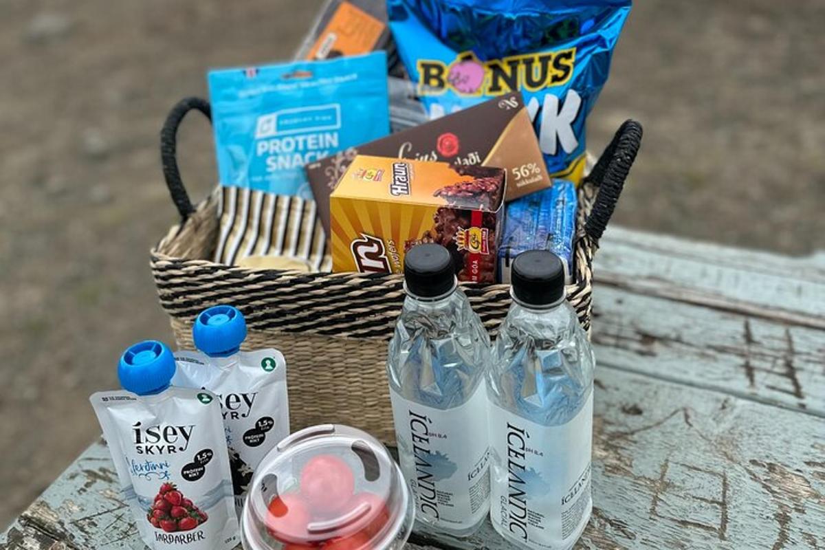 körfu af snarli og drykkjum á borði