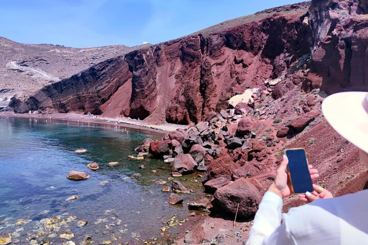 una persona fent una foto d'un riu amb un telèfon mòbil