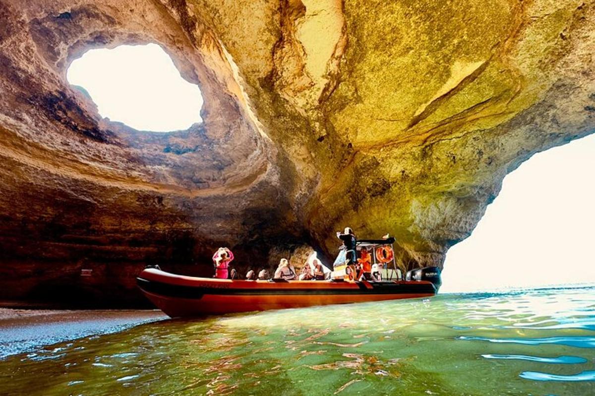 กลุ่มคนบนเรือในถ้ำ