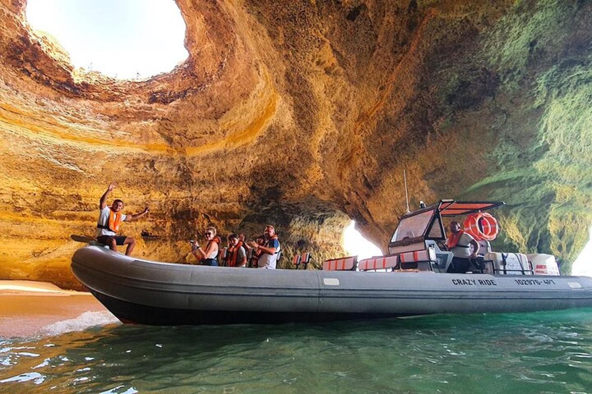 กลุ่มคนบนเรือในถ้ำ