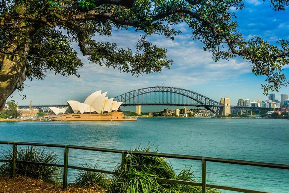 isang tanawin ng sydney opera house at isang tulay