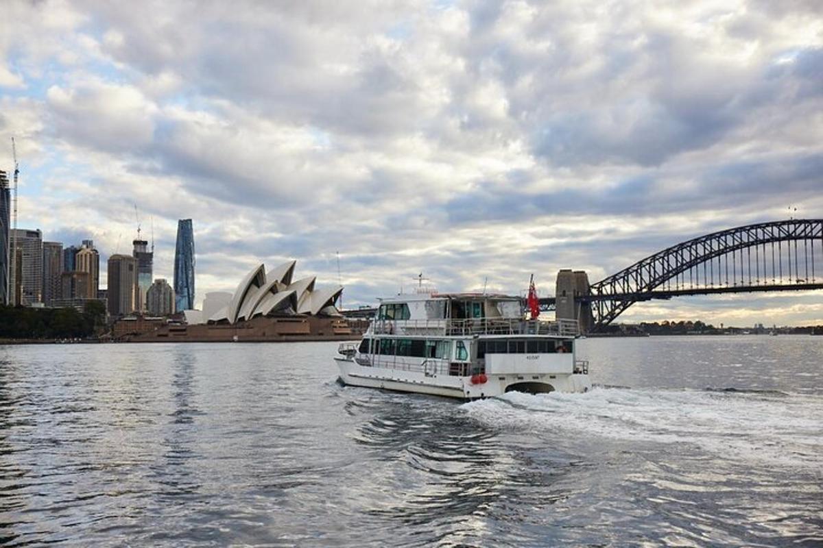 una barca in acqua di fronte al teatro dell'opera di Sydney