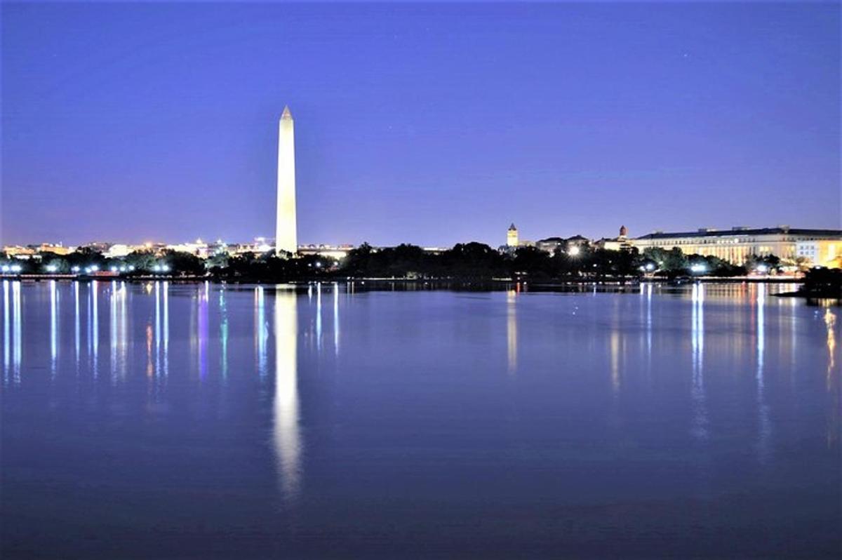suur veekogu koos Washingtoni monumendiga öösel