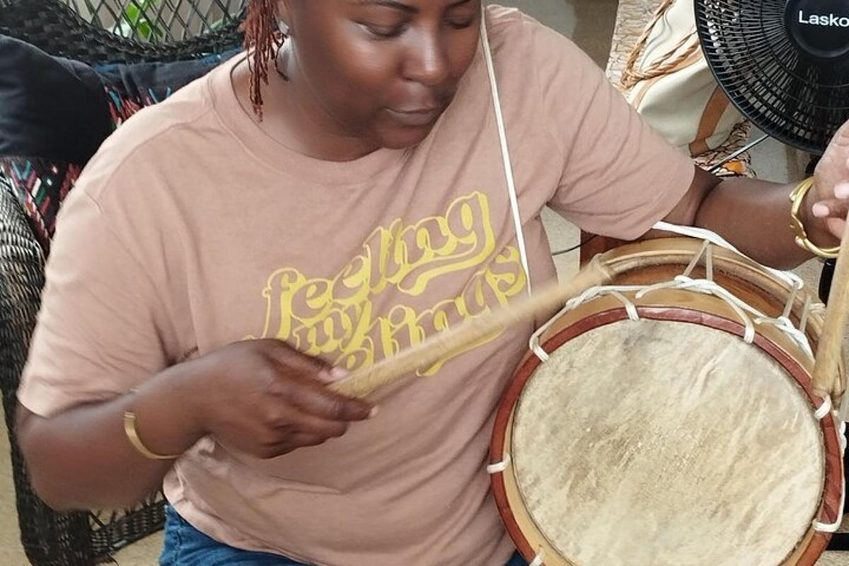une femme jouant du tambour avec un instrument en bois